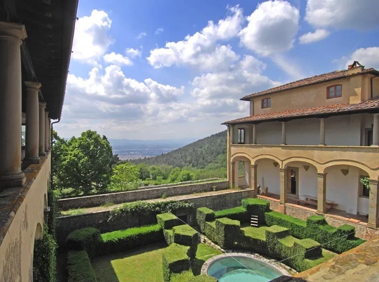 Castle 10 bedrooms 2 350 m² Calenzano, Italy