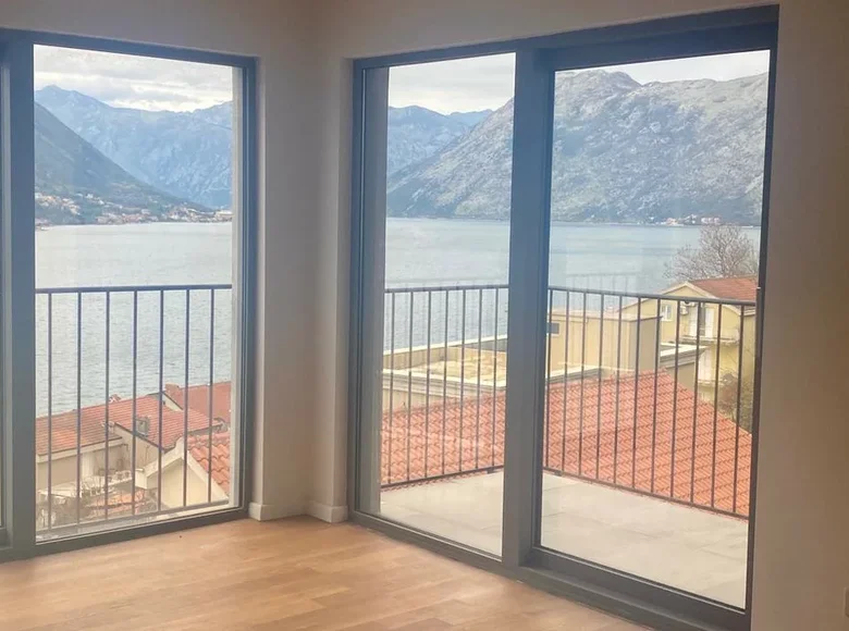 3 bedroom apartment 110 m² Dobrota, Montenegro