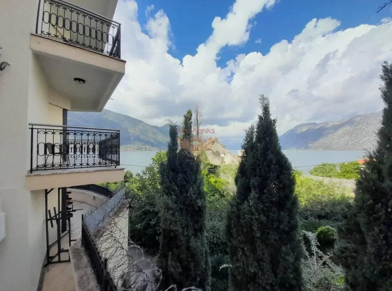 2 bedroom apartment 155 m² Dobrota, Montenegro