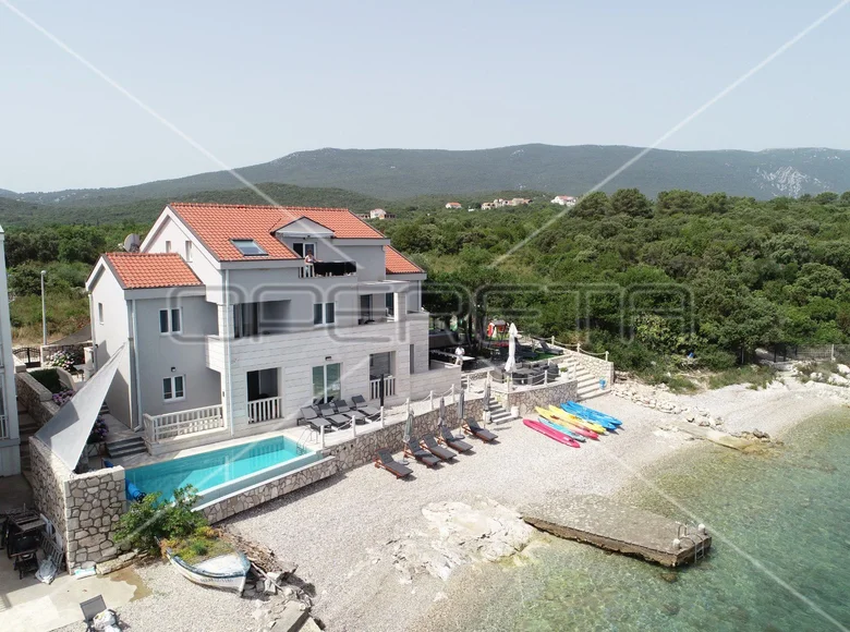 7 room house 320 m² Drace, Croatia