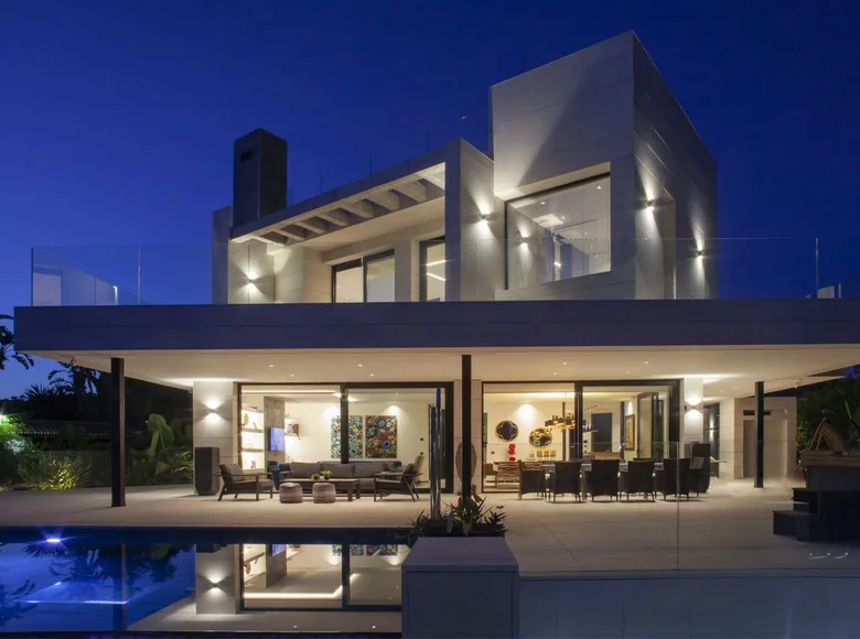 Villa de 7 dormitorios 1 090 m² Marbella, España