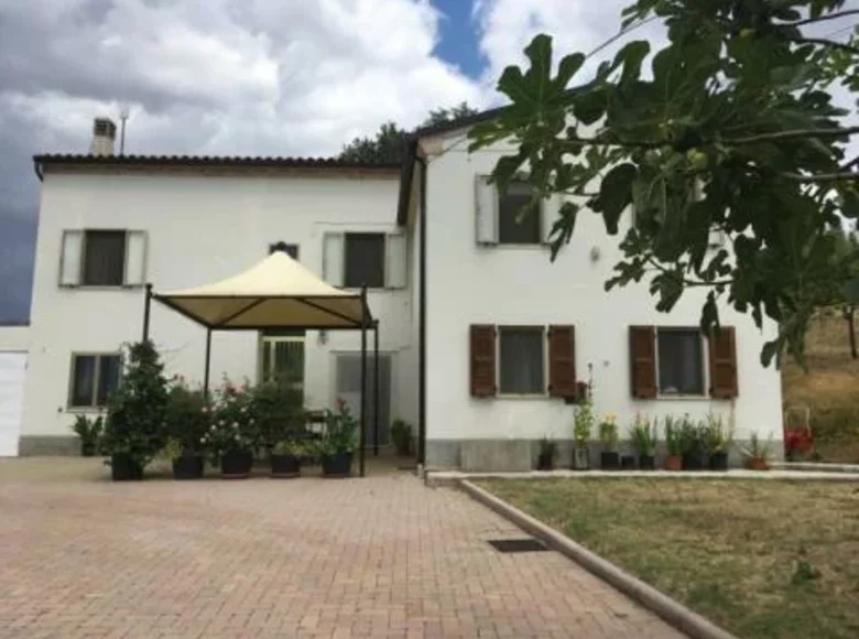 House 10 rooms 250 m² Falerone, Italy