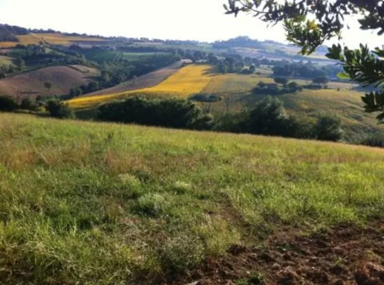 Grundstück 320 000 m² Terni, Italien