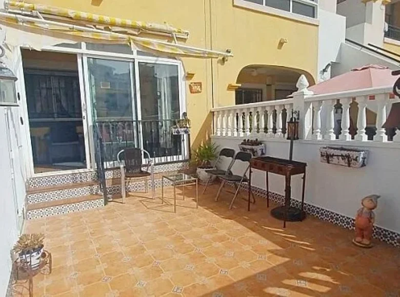 Mieszkanie 2 pokoi 68 m² Torrevieja, Hiszpania