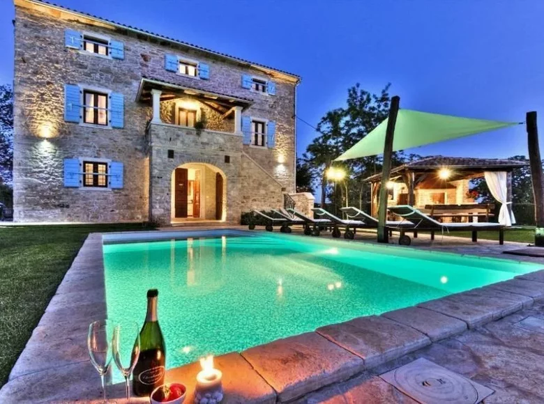 Villa de 4 dormitorios 180 m² Umag, Croacia