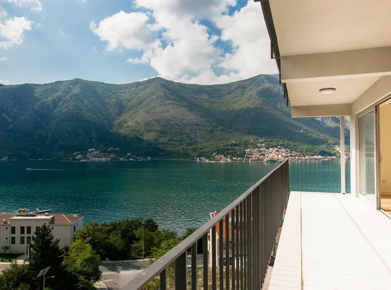 3 bedroom apartment 123 m² Dobrota, Montenegro