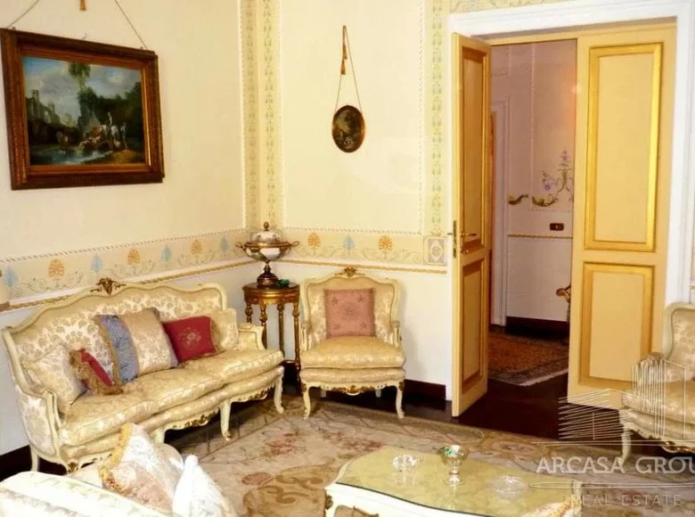  4 bedrooms 370 m² Rome, Italy