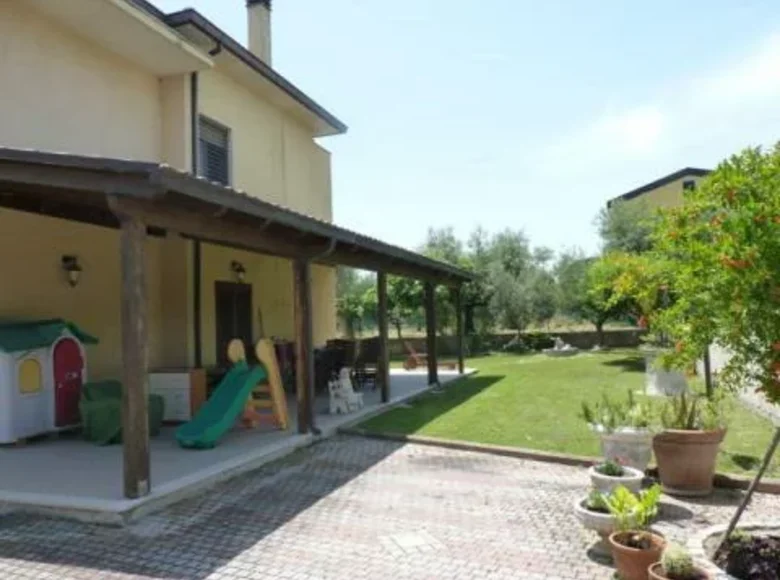 Townhouse 11 rooms 350 m² Giulianova, Italy