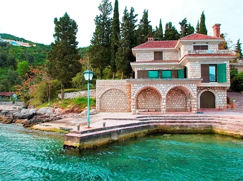 Villa de 4 dormitorios 350 m² Petrovac, Montenegro