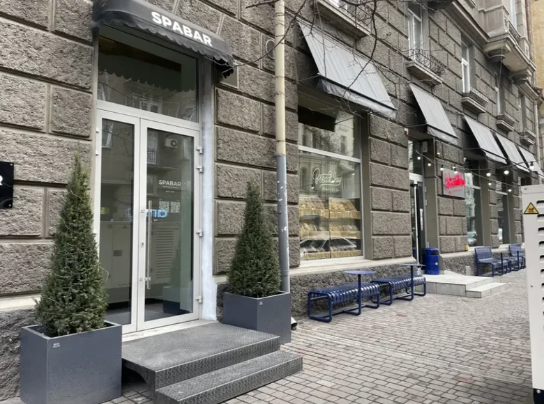 Предлагается к продаже фасадное коммерческое помещение на улице Канатной