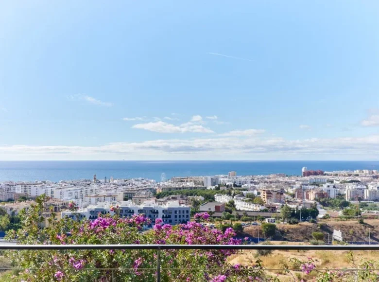 3 bedroom apartment  Estepona, Spain