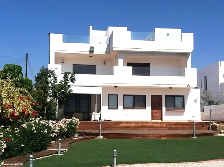 Villa de 4 dormitorios 600 m² Zygi, Chipre