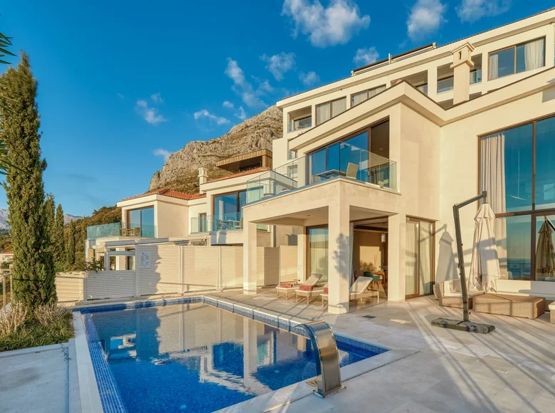 4 bedroom Villa 435 m² Katun Rezevici, Montenegro