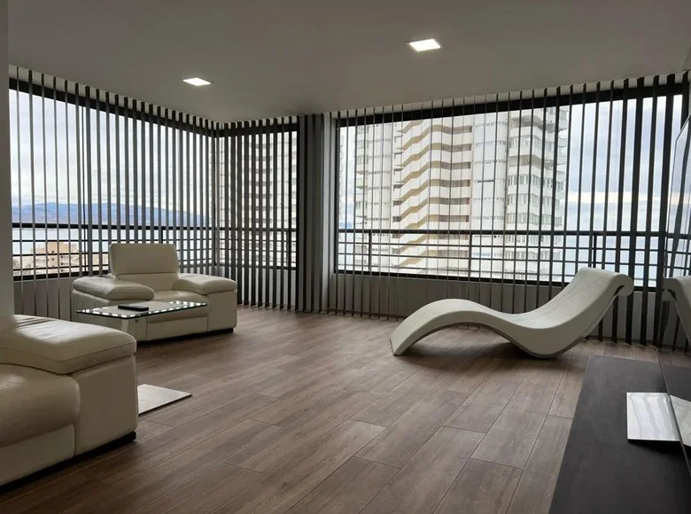 Mieszkanie 3 pokoi 177 m² Alicante, Hiszpania