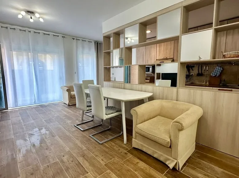 2 bedroom apartment 74 m² Dobrota, Montenegro