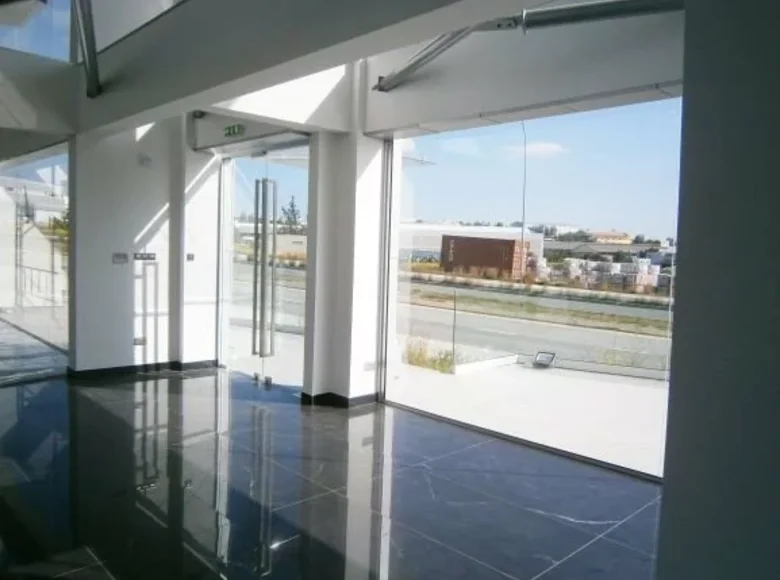 Propiedad comercial 1 300 m² en Strovolos, Chipre