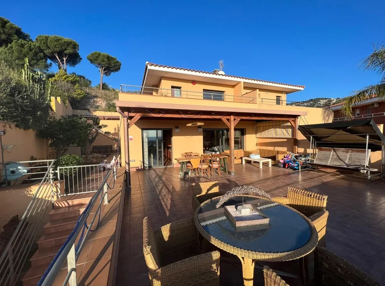 Villa de 4 dormitorios 283 m² Calella, Španjolska