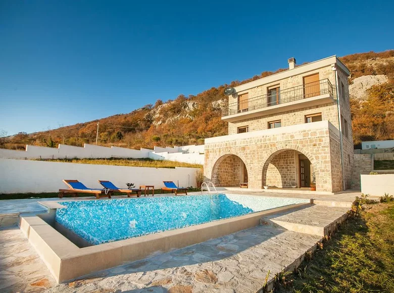 Villa de tres dormitorios 180 m² Petrovac, Montenegro
