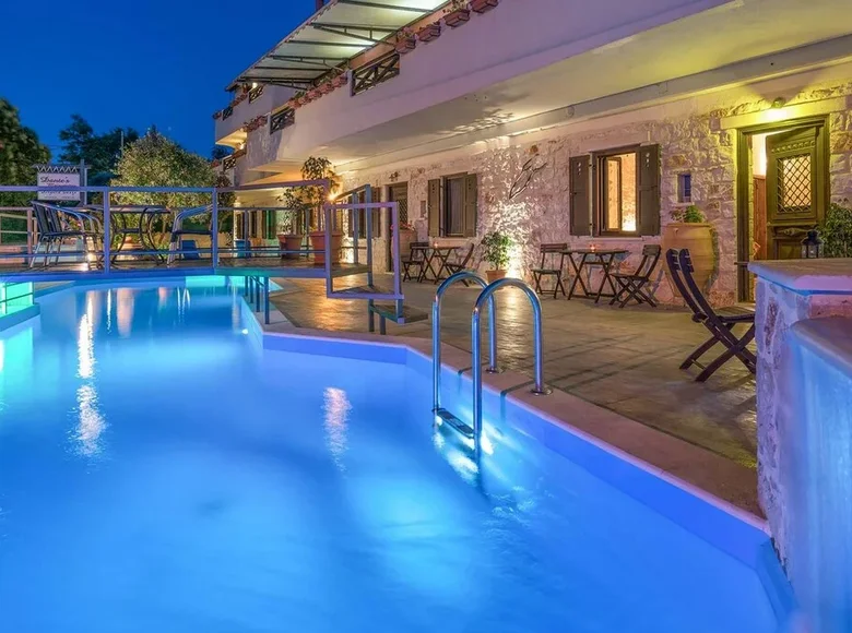 Hotel 410 m² in Amoudi, Greece