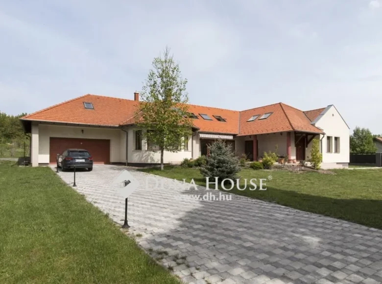 House 450 m² Fejér, Hungary