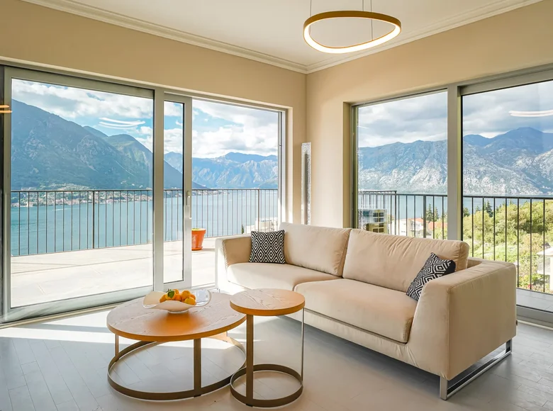 3 bedroom apartment 158 m² Dobrota, Montenegro