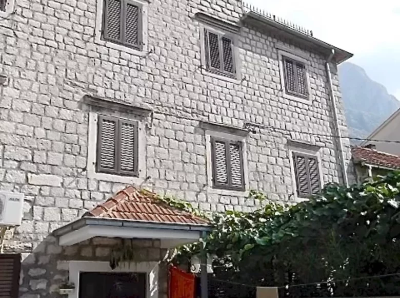 3 bedroom villa 190 m² Dobrota, Montenegro