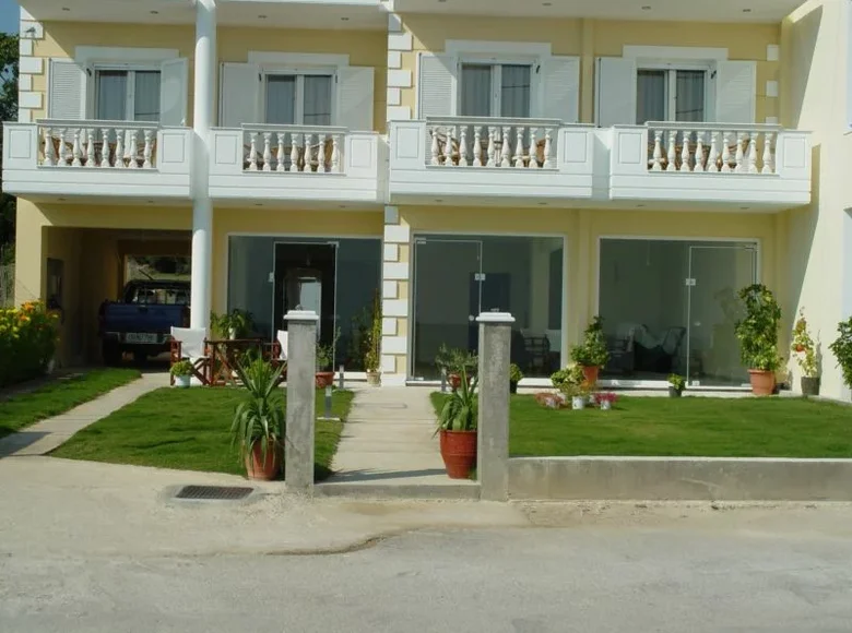 Propriété commerciale 1 080 m² à Loutra Gialtron, Grèce