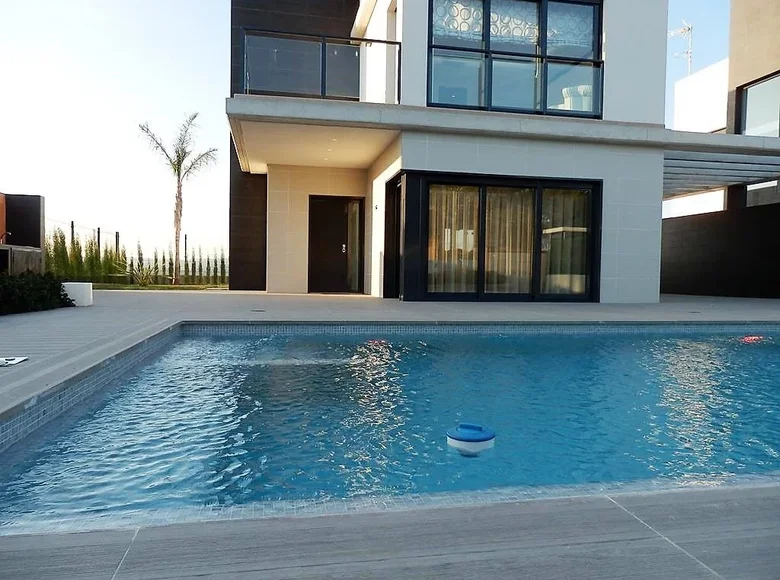 Villa de tres dormitorios 200 m² Orihuela, España