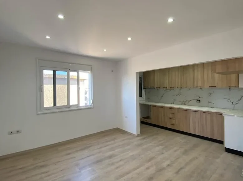 Квартира 1 комната 75 м² Влёра, Албания