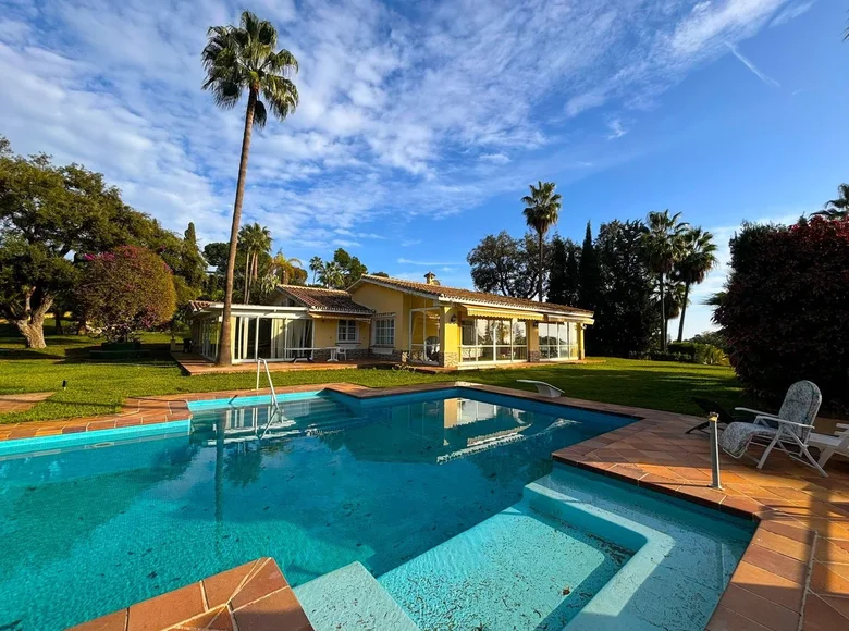 6 bedroom house 400 m² Artola, Spain