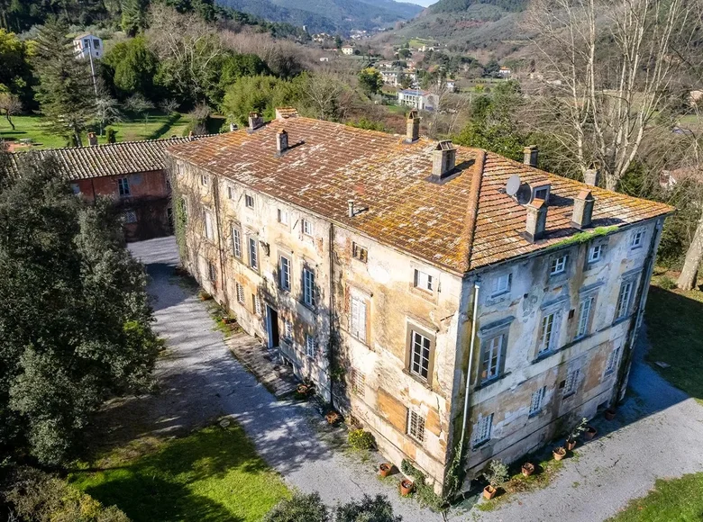 6-Schlafzimmer-Villa 1 830 m² Lucca, Italien