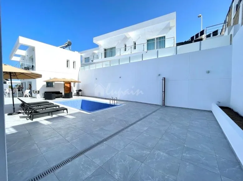 3 bedroom apartment 200 m² Adeje, Spain