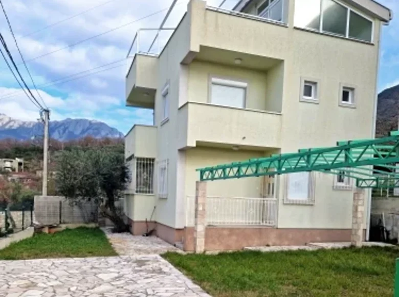 4 bedroom house 400 m² Bar, Montenegro