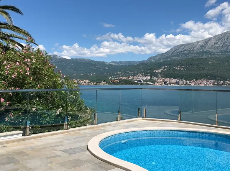 Villa de 4 dormitorios 280 m² Montenegro, Montenegro