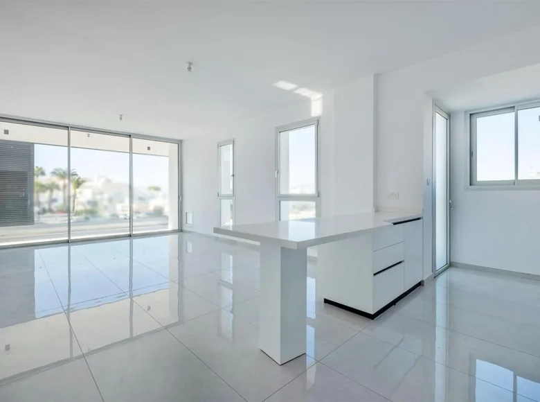Mieszkanie 3 pokoi 107 m² Strovolos, Cypr