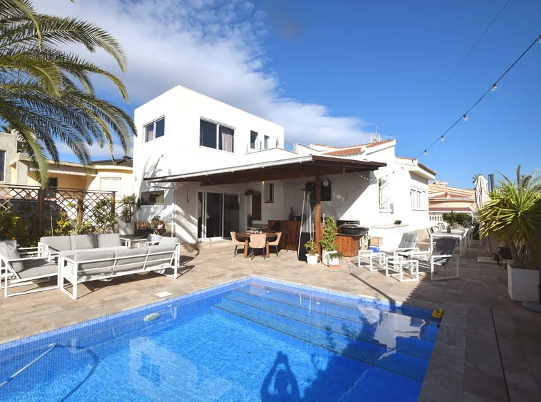 4 bedroom Villa 130 m² Urbanizacion Dona Pepa, Spain