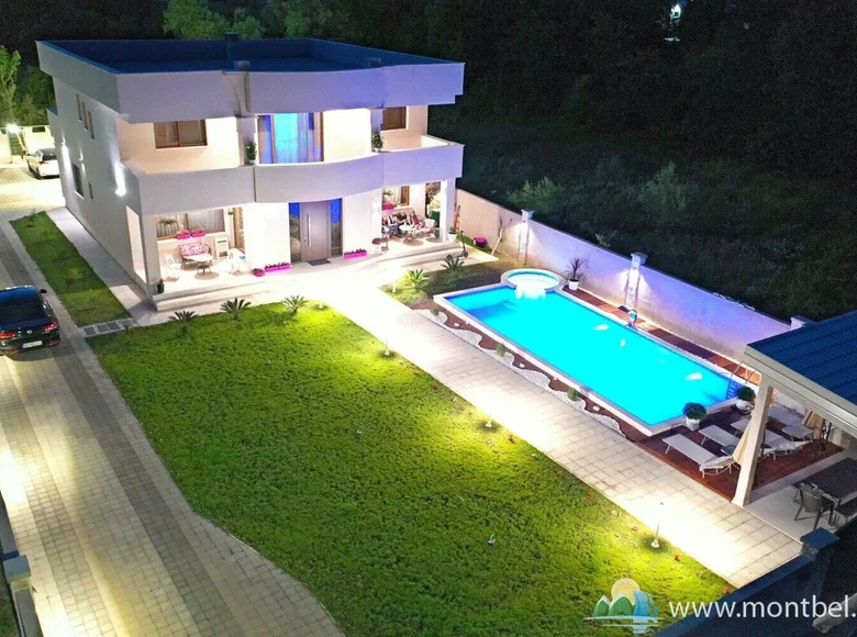 Villa de tres dormitorios 314 m² Municipio de Budva, Montenegro