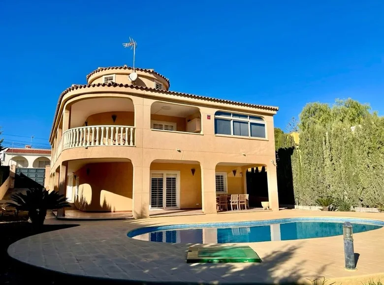 4 bedroom Villa 325 m² Torrevieja, Spain