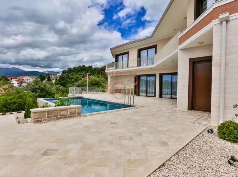 Casa 5 habitaciones 290 m² Tivat, Montenegro