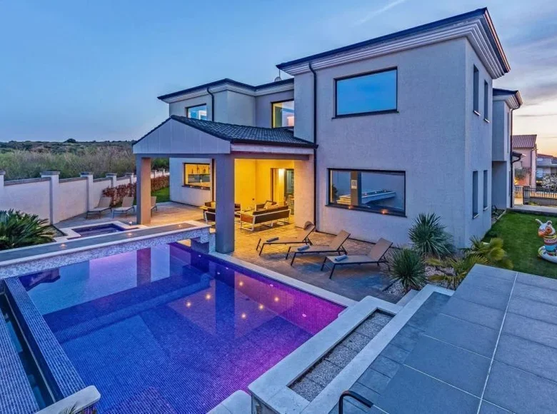 4 bedroom Villa 380 m² Grad Pula, Croatia