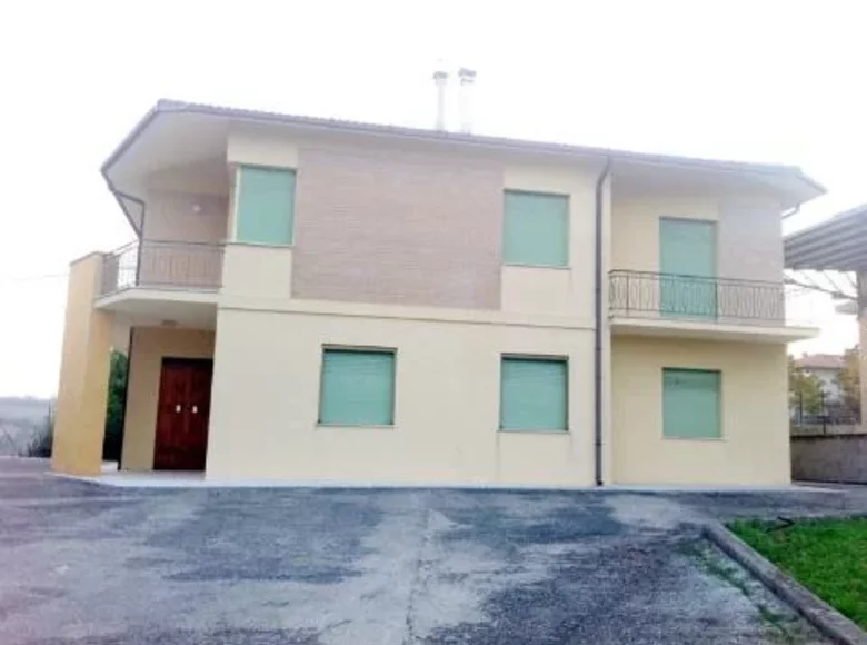 Adosado 10 habitaciones 240 m² Terni, Italia