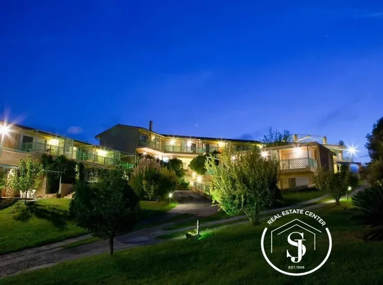 Hotel 1 650 m² in Chaniotis, Greece
