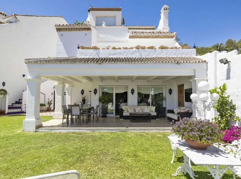 Stadthaus 4 Schlafzimmer 255 m² Marbella, Spanien