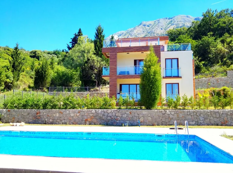 Villa de 4 dormitorios 240 m² Dobra Voda, Montenegro