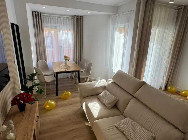 Mieszkanie 5 pokojów 110 m² Torrevieja, Hiszpania