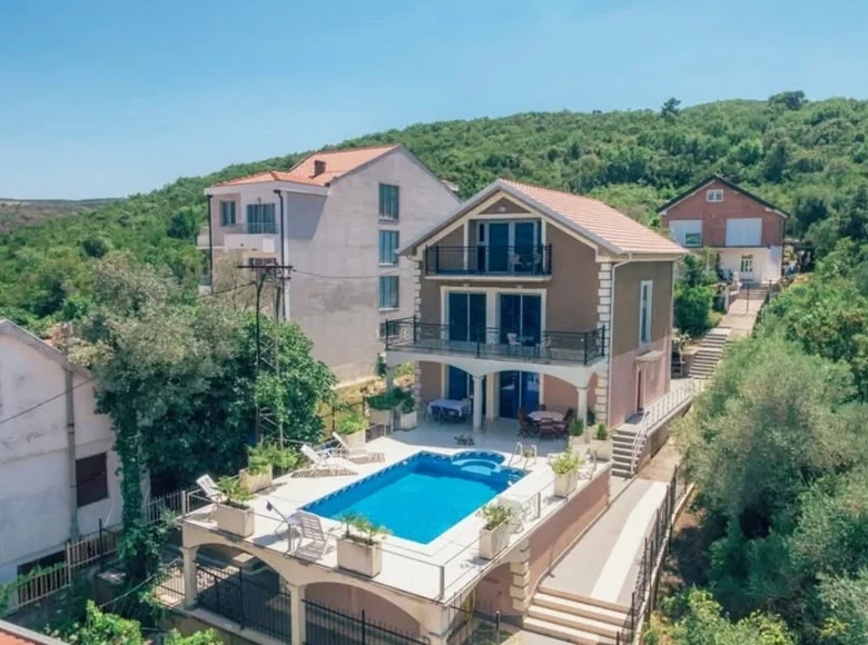 Casa 5 habitaciones 220 m² Tivat, Montenegro