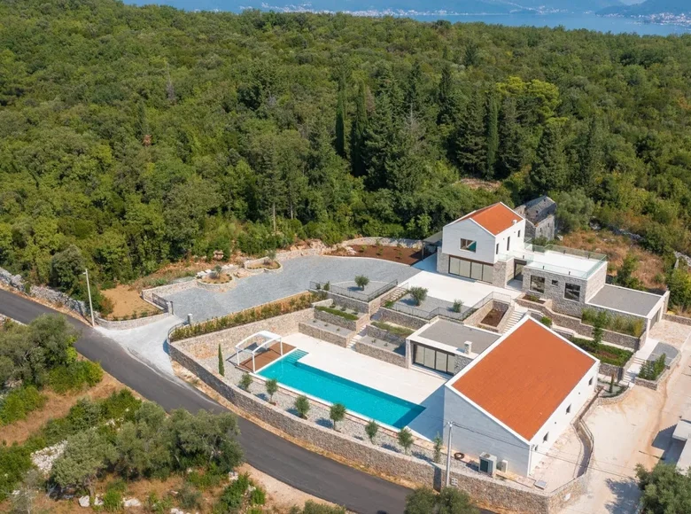 6 bedroom villa 558 m² Bogisici, Montenegro