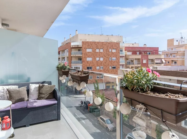 Mieszkanie 3 pokoi 76 m² Torrevieja, Hiszpania
