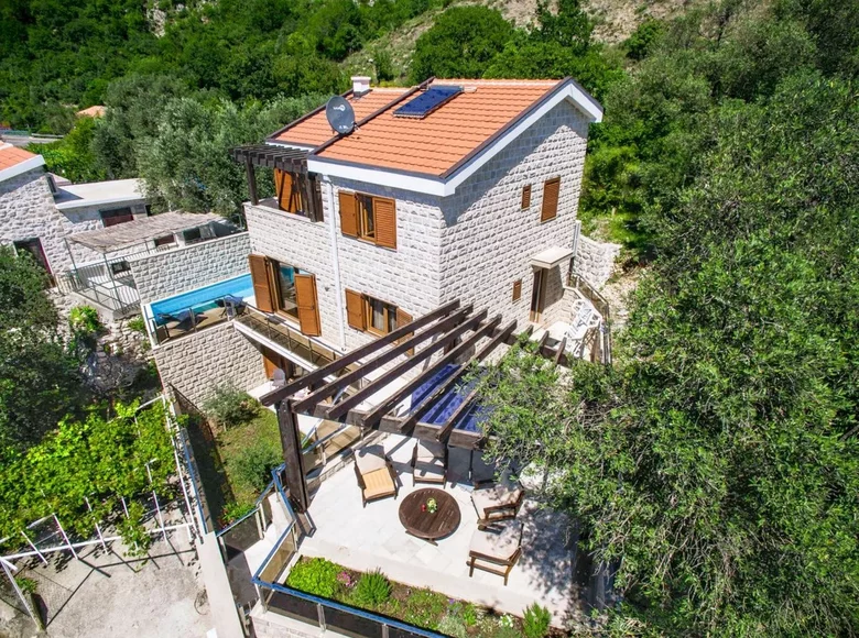 Villa de 4 dormitorios 240 m² Rijeka-Rezevici, Montenegro