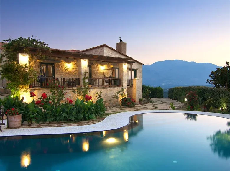 7 bedroom villa 450 m² Dramia, Greece